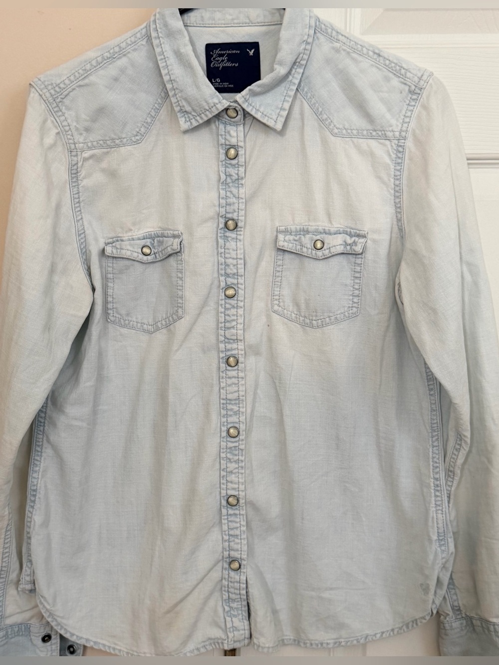 Vintage Y2K American Eagle Light Wash Woman’s L Pearl Snap Button Up Shirt